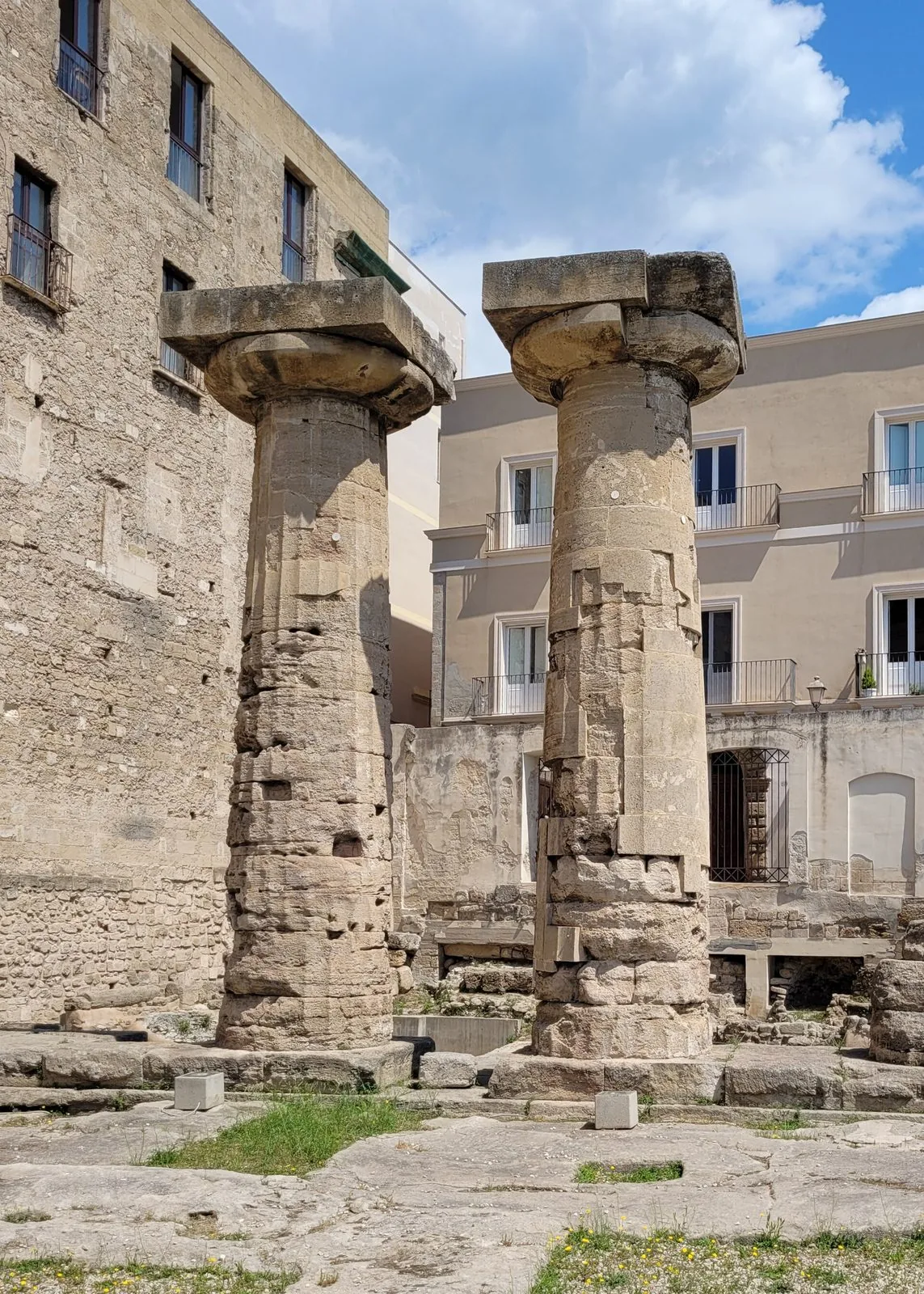 Le due colonne doriche del tempio greco del VI secolo a.C. in Piazza Castello, nella Città Vecchia di Taranto
